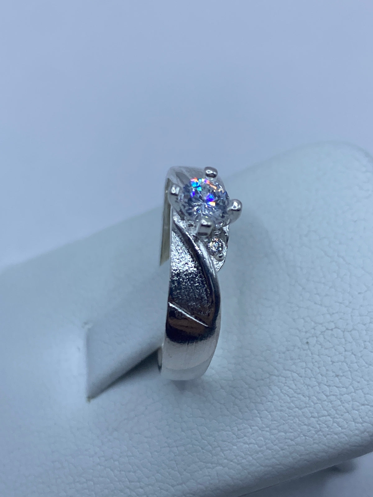 Perfil lateral del anillo solitario en plata 925