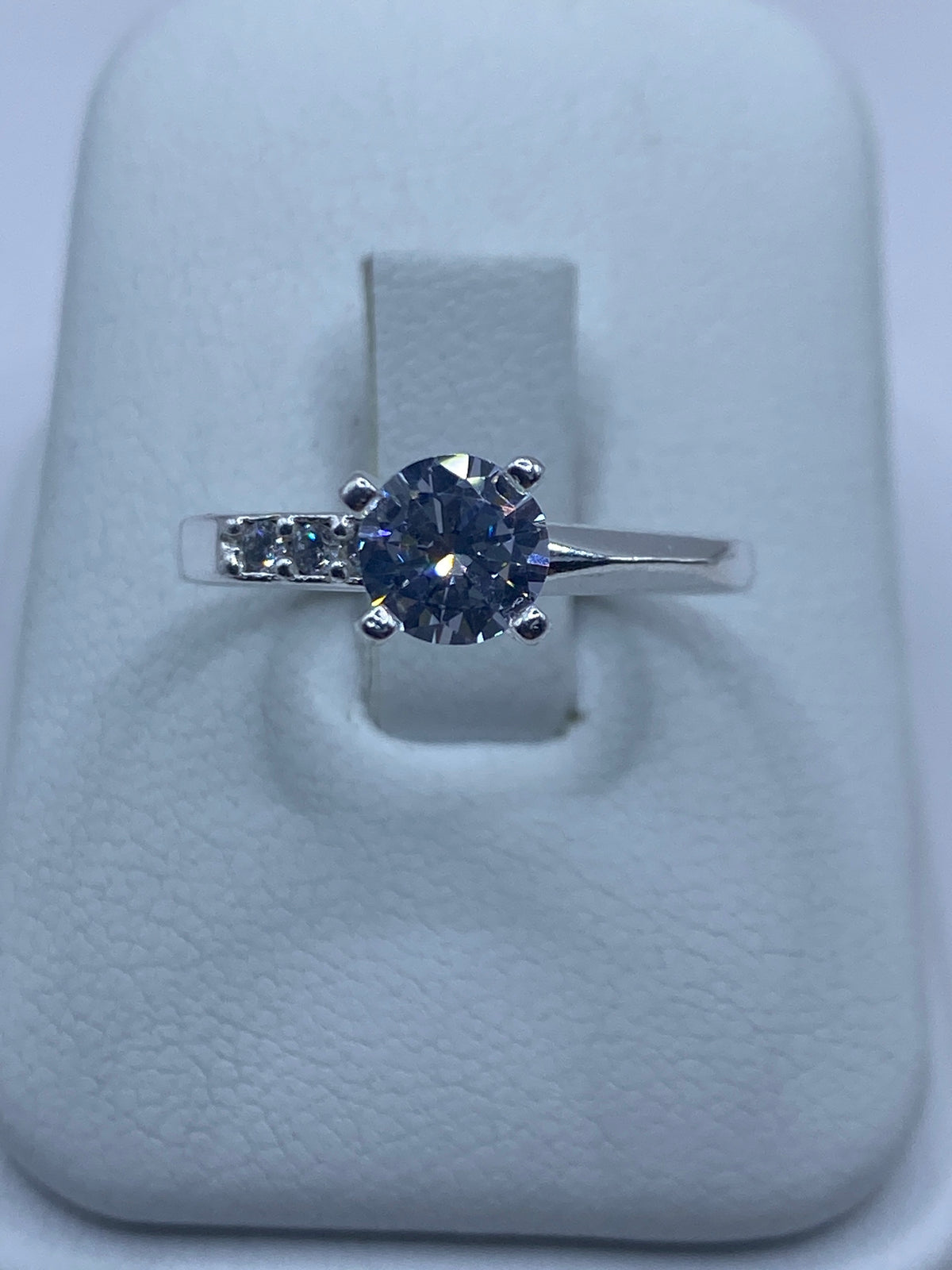 Anillo solitario de plata 925 con circonia blanca brillante
