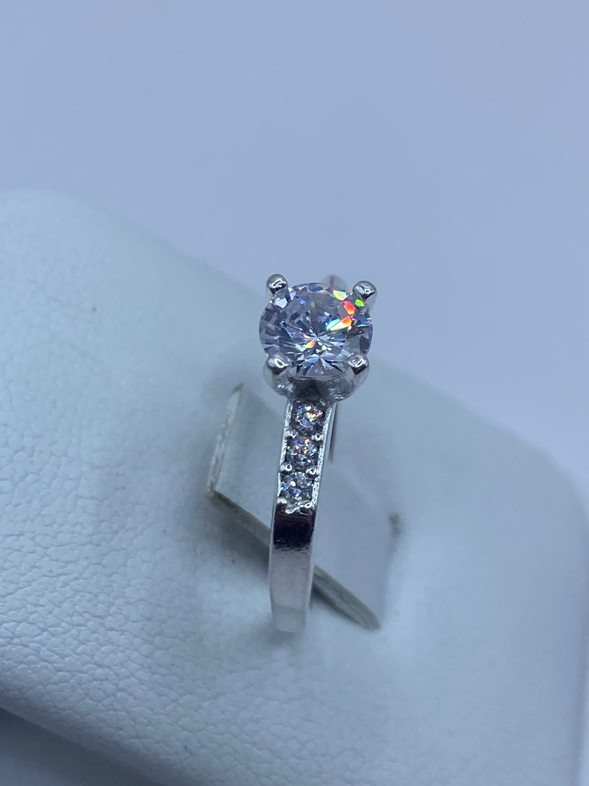Anillo solitario en mano mostrando el brillo de la circonia