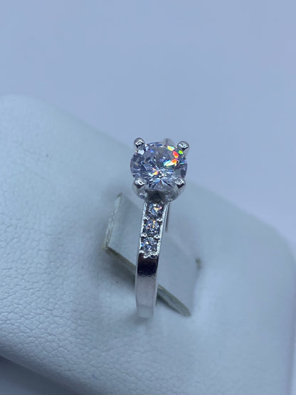 Anillo solitario en mano mostrando el brillo de la circonia