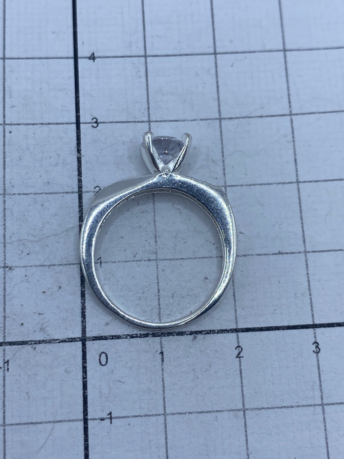 Vista lateral del anillo de plata con Quinto certificado