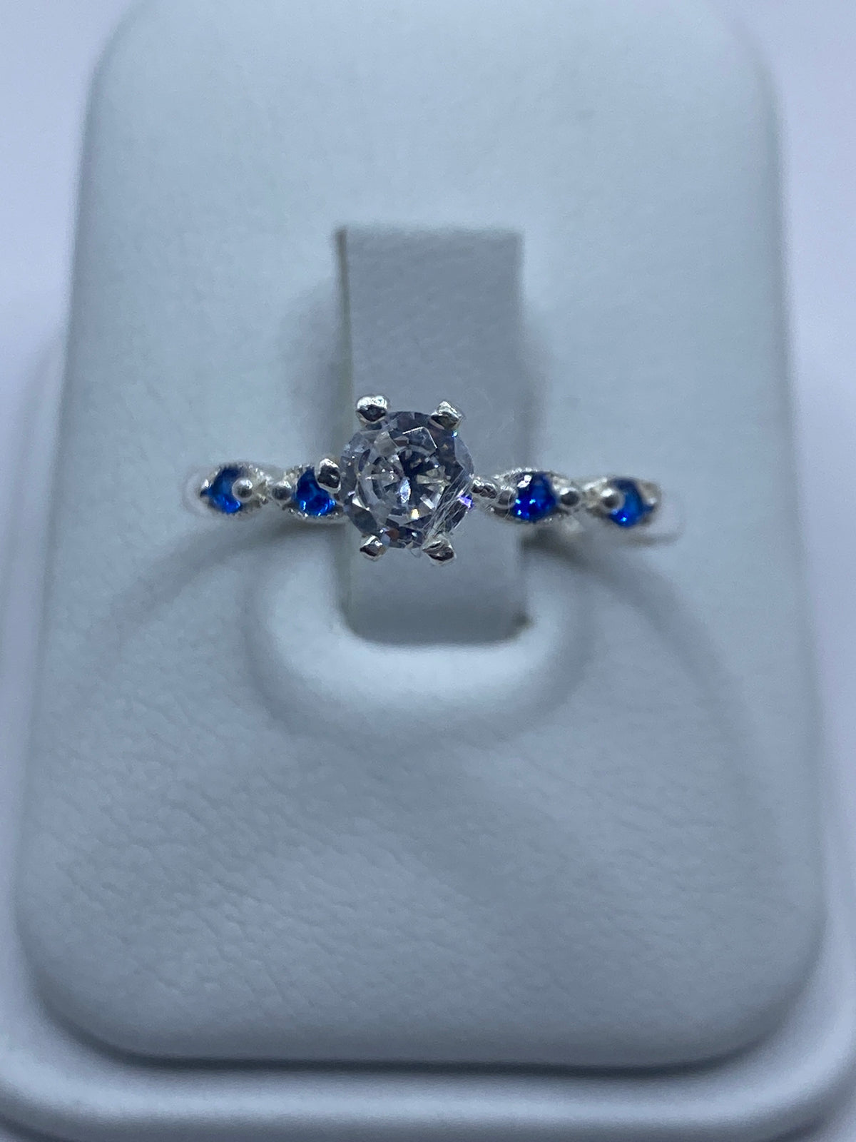 Anillo de plata 925 con circonia blanca central y pavé de micro-circonia azul
