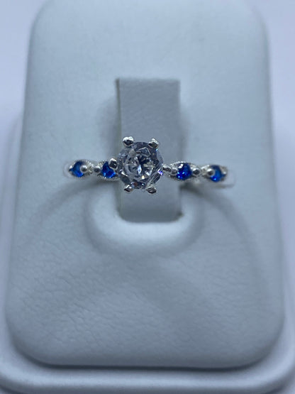 Anillo de plata 925 con circonia blanca central y pavé de micro-circonia azul