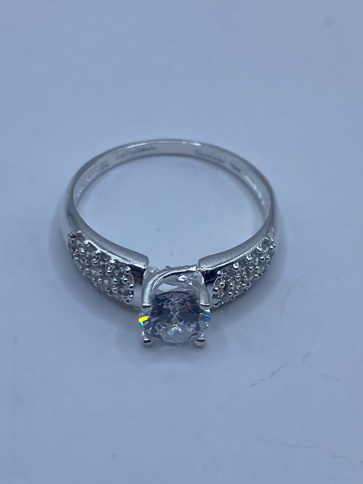 Anillo puesto en dedo mostrando el solitario de frente