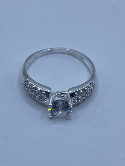 Anillo puesto en dedo mostrando el solitario de frente