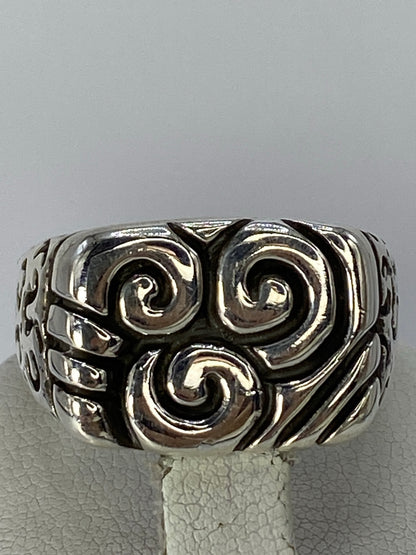 Anillo repujado en la mano mostrando presencia y peso de la pieza