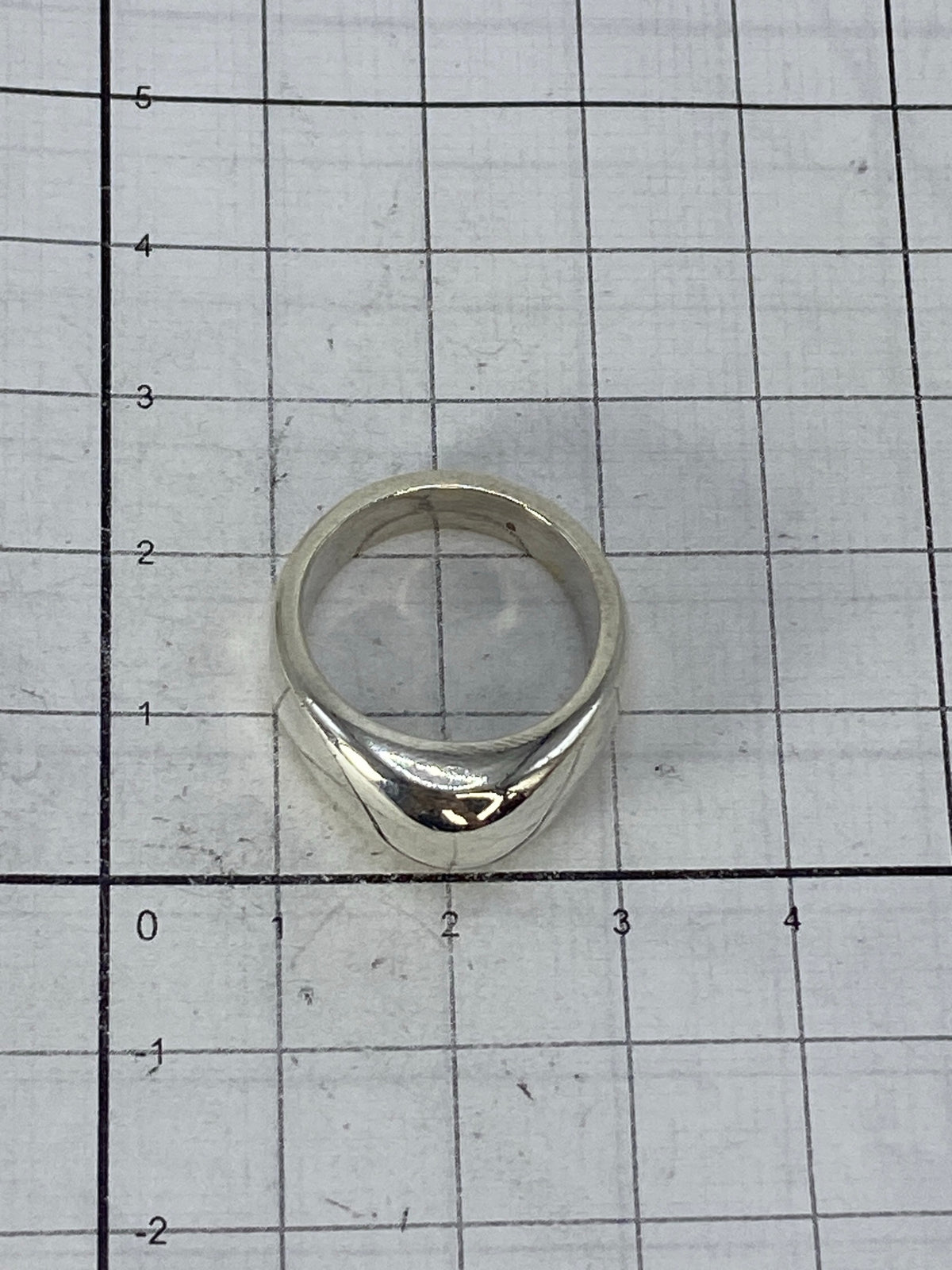 Anillo sobre fondo azul, pulido a espejo