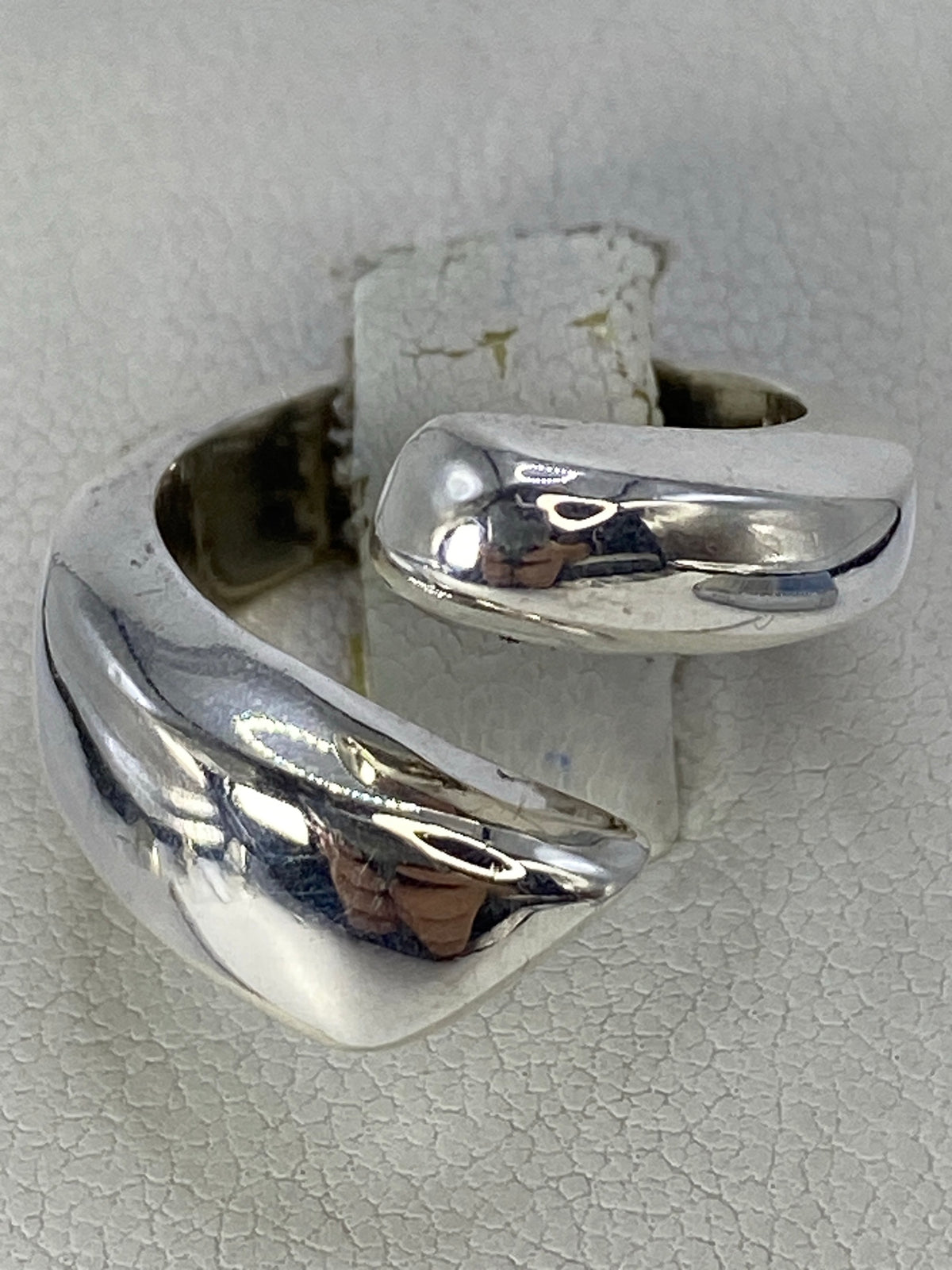 Anillo en la mano mostrando el acabado pulido brillante
