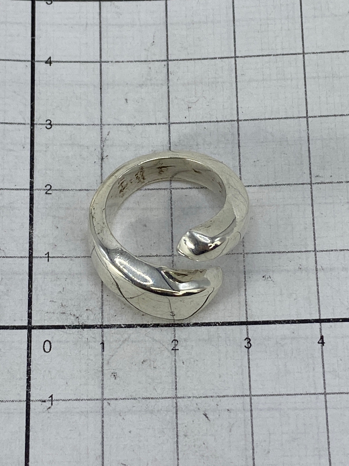 Anillo sobre fondo blanco con el Quinto 925 visible