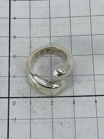 Anillo sobre fondo blanco con el Quinto 925 visible
