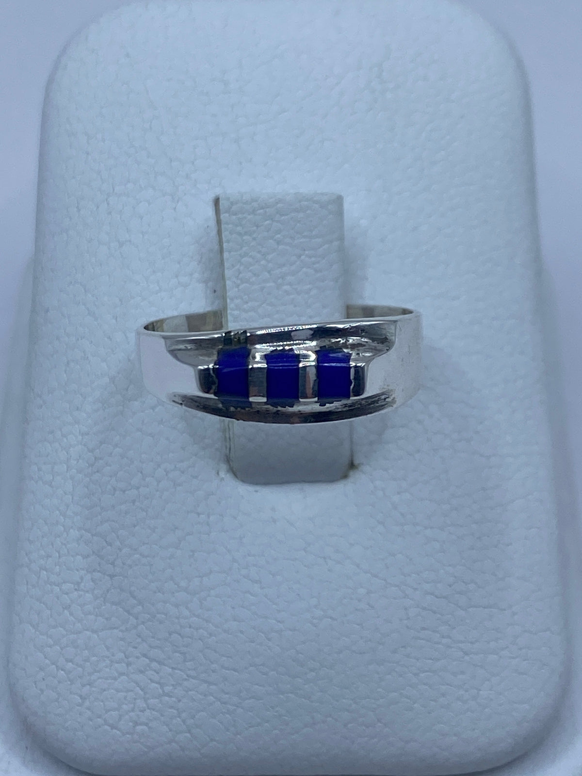 Anillo de plata 925 con lapislázuli azul profundo sobre estuche blanco