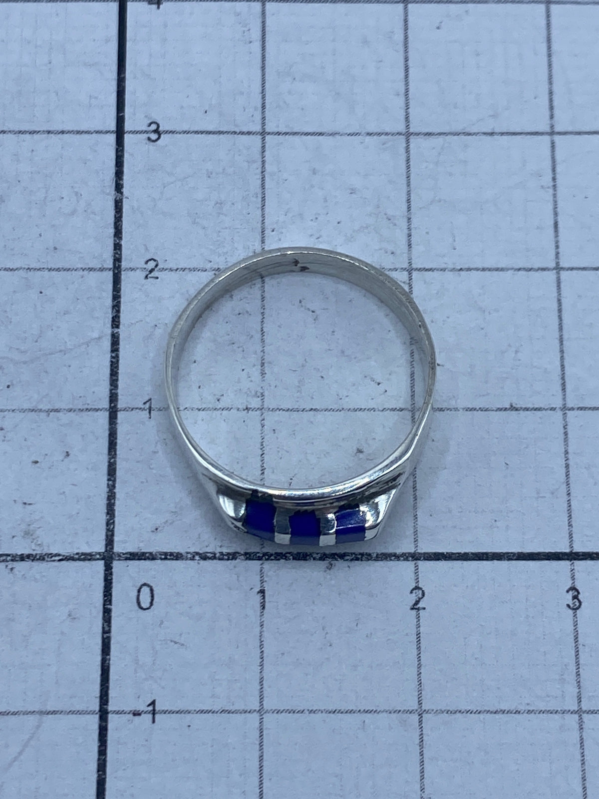 Anillo en talla 6 sobre escala de medición