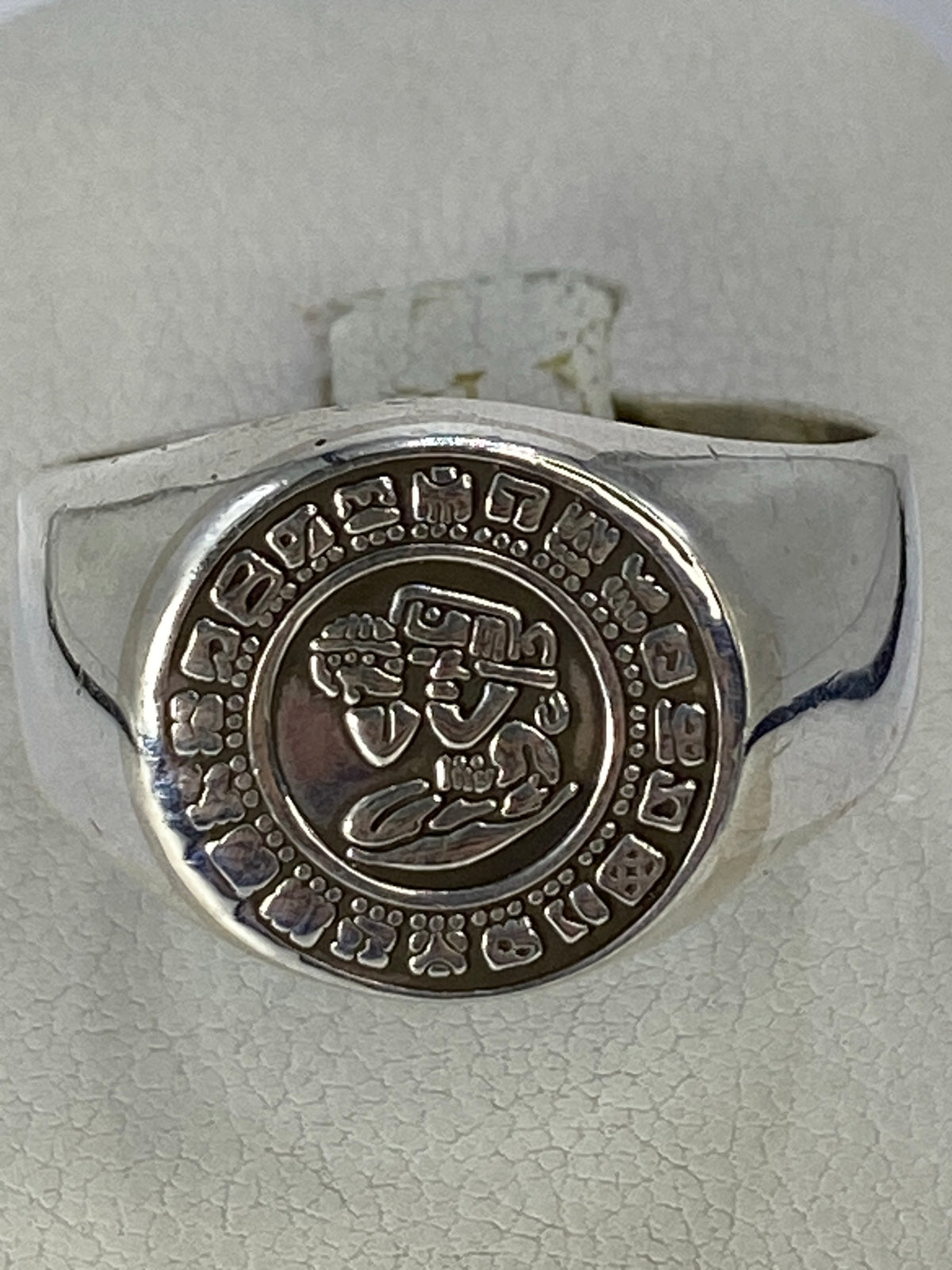 Anillo de plata 925 con Calendario Azteca en relieve repujado