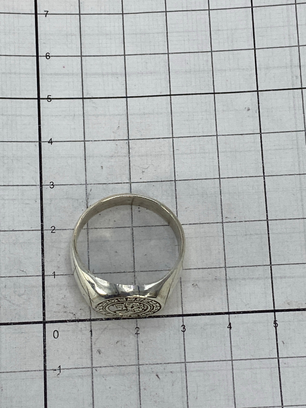 Anillo sobre fondo blanco mostrando el Quinto 925 en el interior