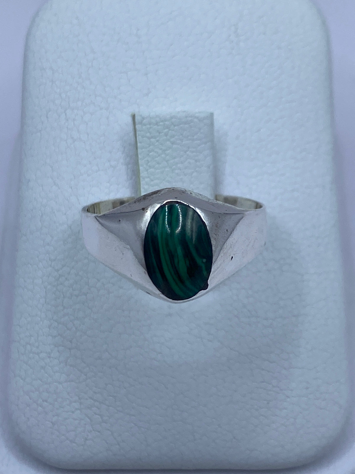 Anillo de plata 925 con malaquita verde en mano, vista frontal