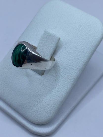 Detalle del engaste de malaquita en el anillo de plata