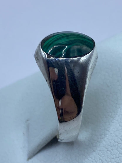 Vista lateral del anillo mostrando el perfil minimalista