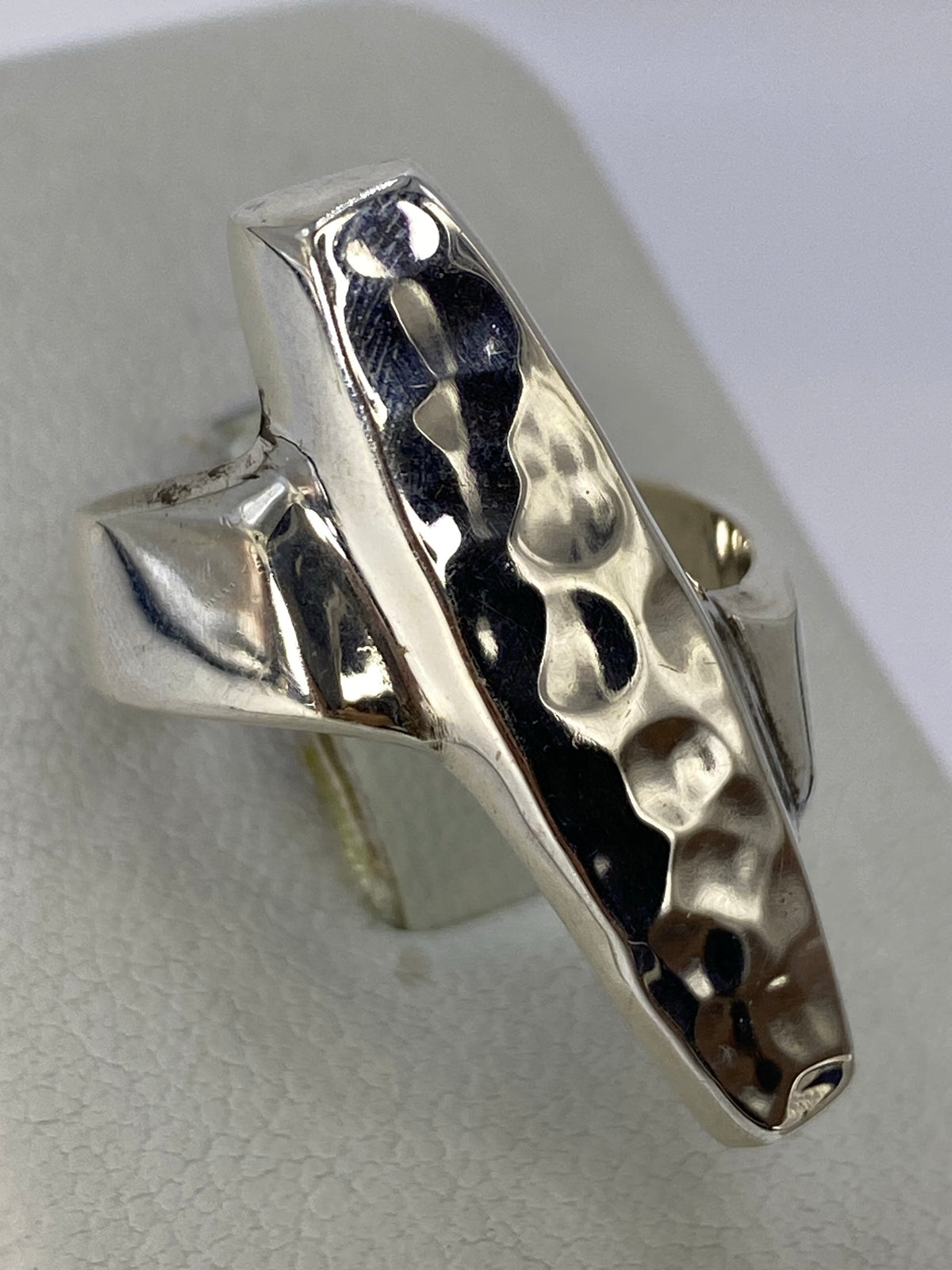 Vista frontal del anillo de plata con acabado repujado martillado