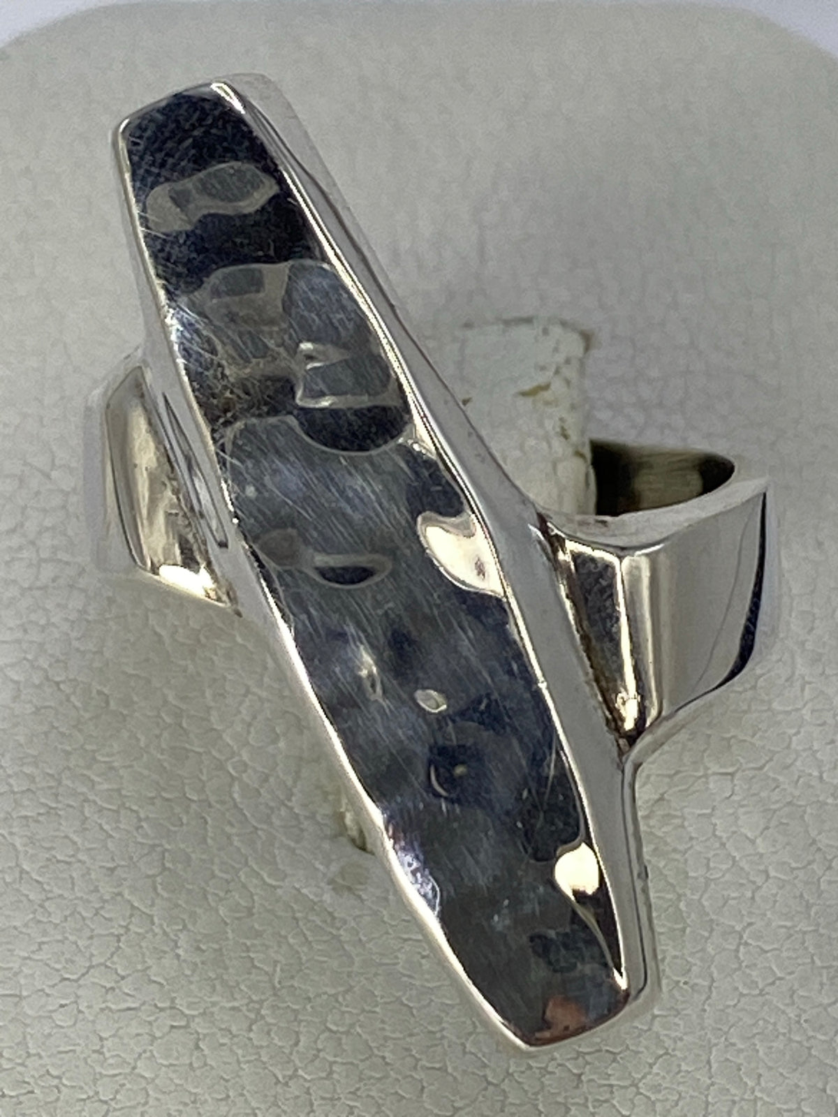 Anillo en talla 8 mostrando detalle del relieve repujado