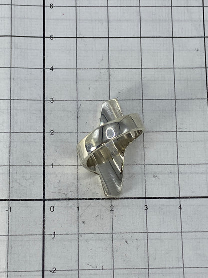 Anillo de plata 925 sobre fondo blanco mostrando el Quinto