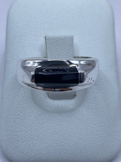 Anillo de plata 925 con ónix negro engastado, sobre estuche blanco