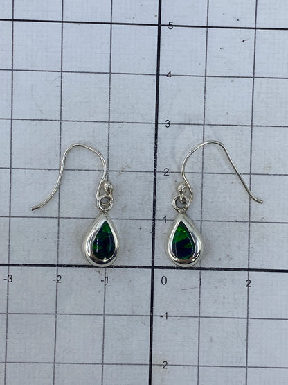 Marca de Quinto 925 en los ganchos de plata de los aretes