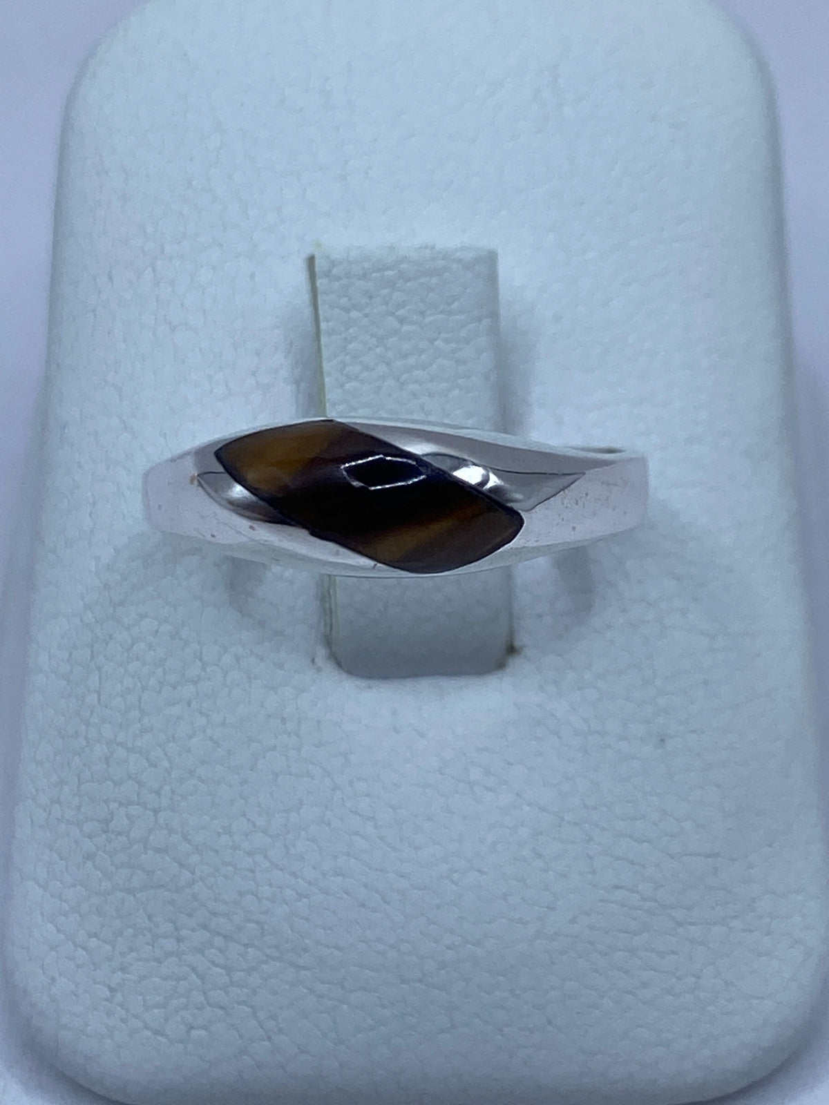 Anillo de plata 925 con ojo de tigre café engastada en el centro