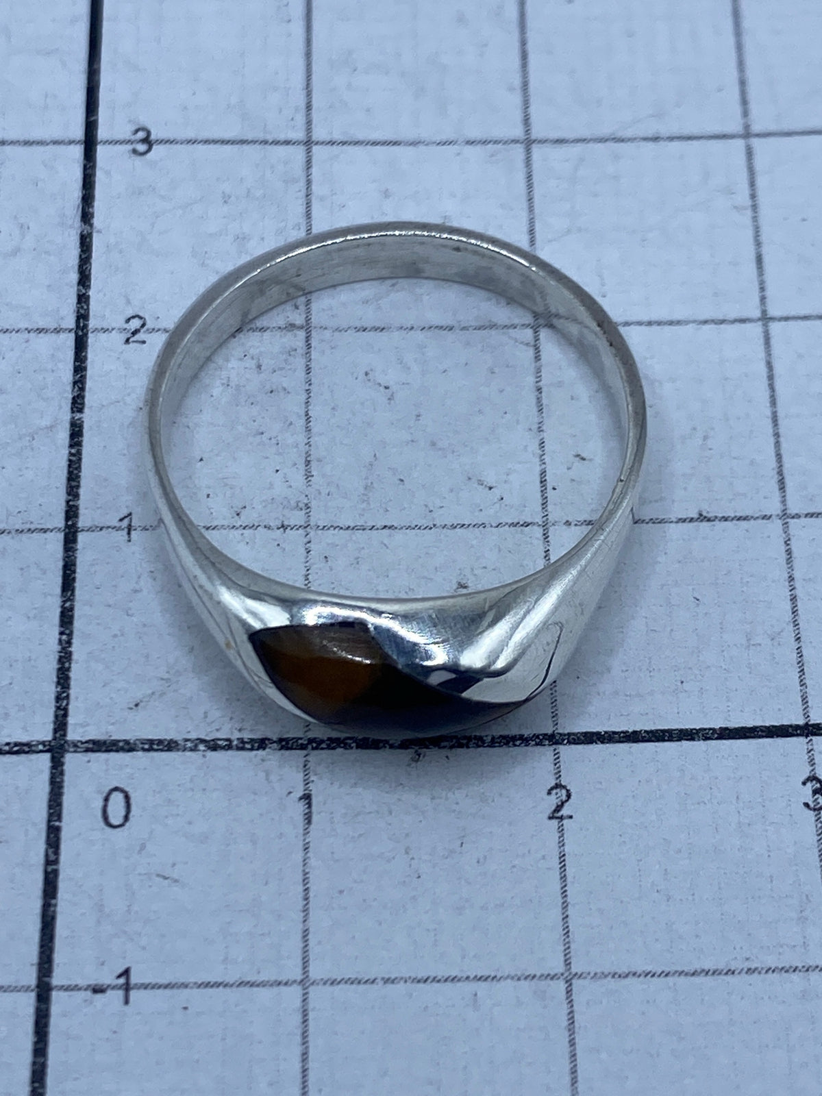 Anillo sobre escala mostrando peso de 3.7 gramos y SKU