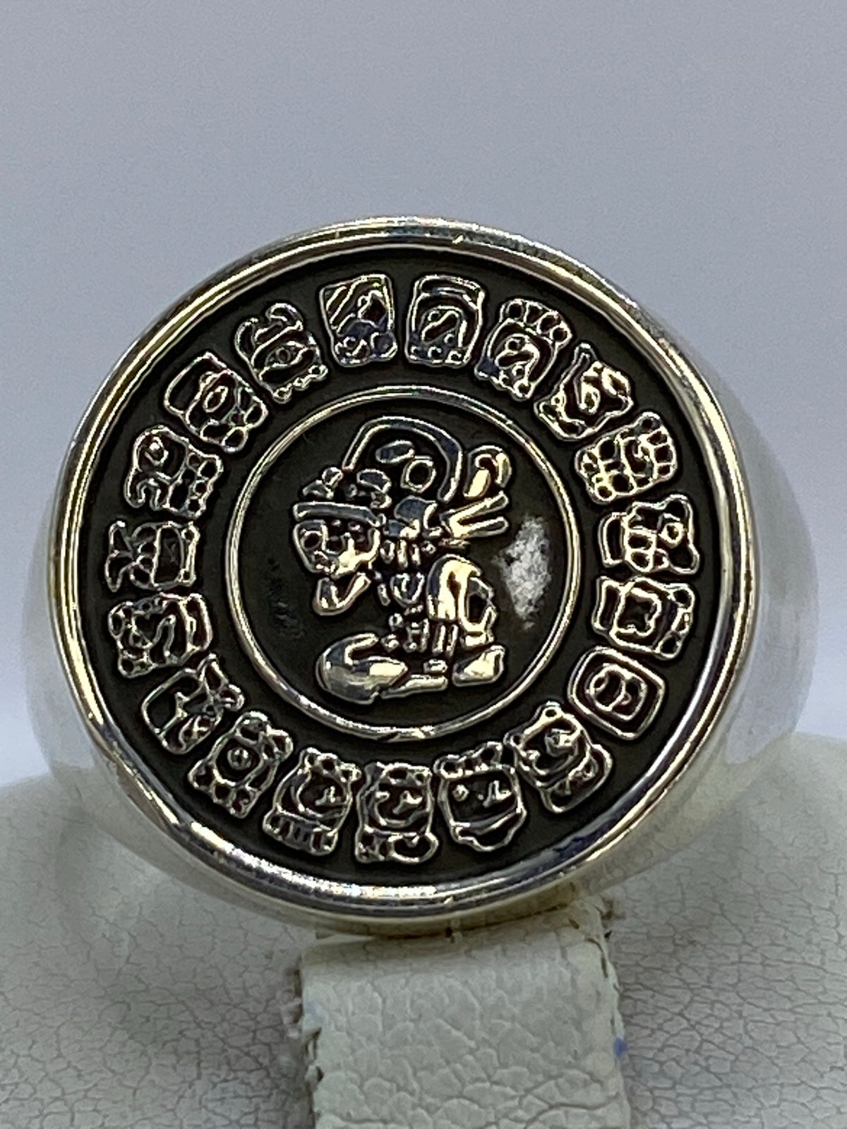 Anillo de plata 950 repujado con diseño del Calendario Azteca visto de frente