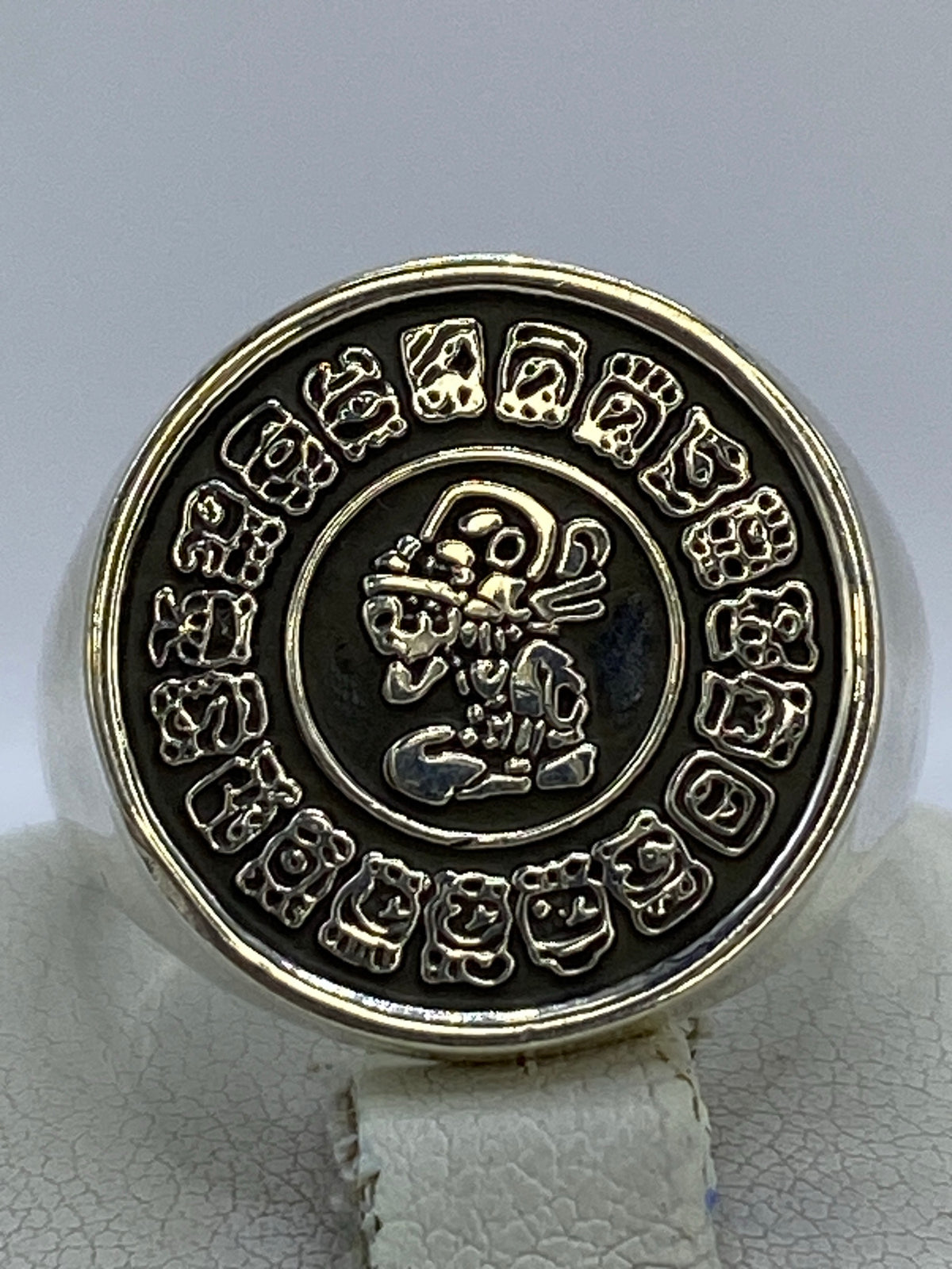 Anillo Calendario Azteca en plata 950 en la mano de una mujer