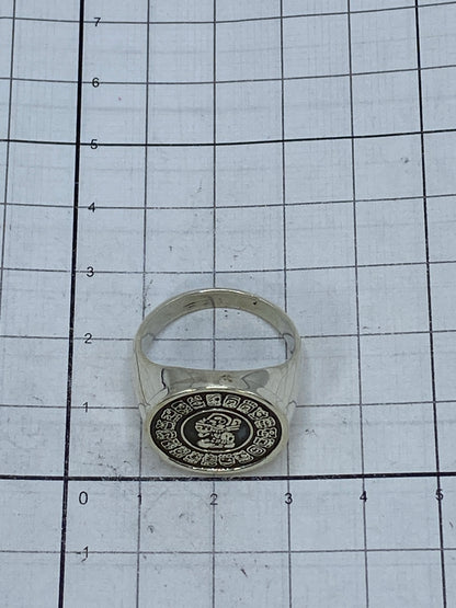 Vista lateral del anillo repujado mostrando el peso y volumen de la pieza