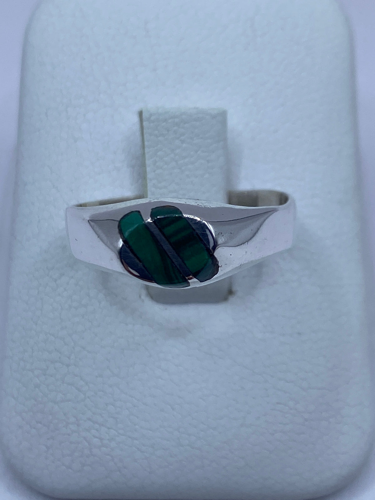 Anillo de plata con malaquita verde engastada, vista frontal