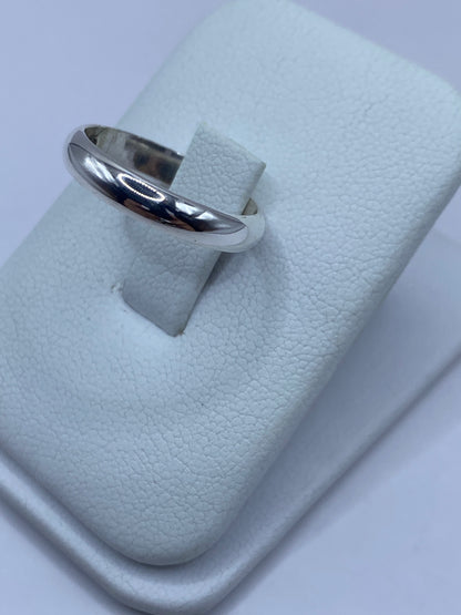 Detalle lateral del anillo mostrando el acabado espejo brillante