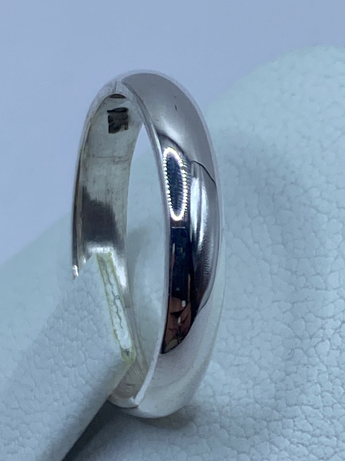 Anillo de plata minimalista sobre regla de medición