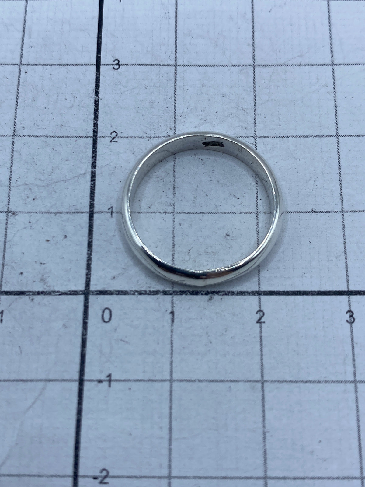 Anillo de plata 925 puesto en el dedo mostrando el ajuste y brillo