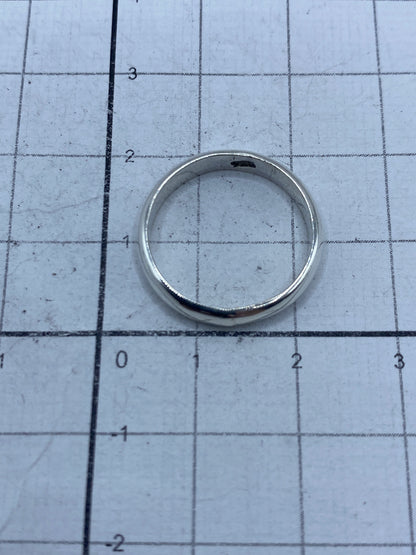 Anillo de plata 925 puesto en el dedo mostrando el ajuste y brillo