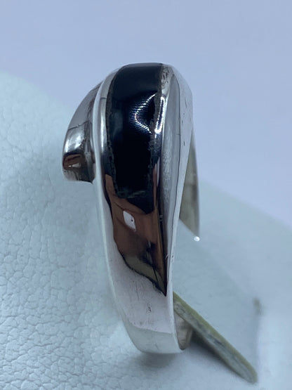 Anillo puesto en mano mostrando el contraste plata-ónix