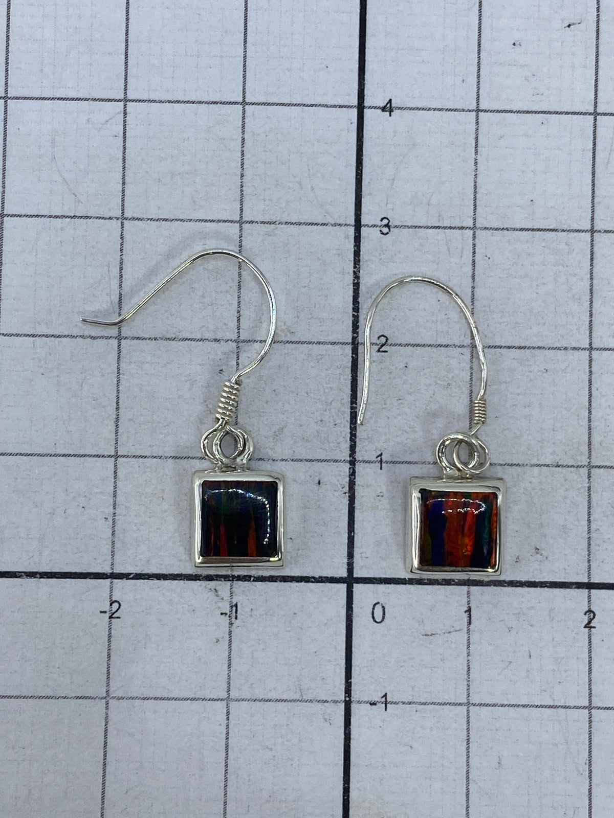 Reverso de los aretes de plata 925 con Quinto visibles en los cierres