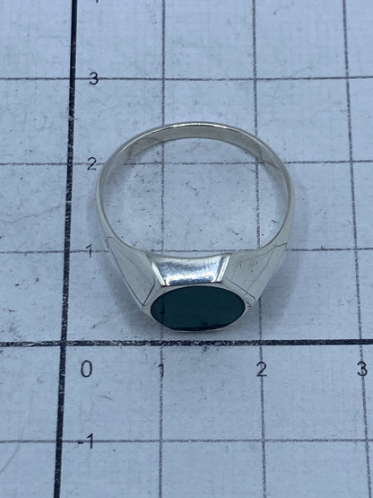 Anillo unisex de plata con malaquita, vista de perfil sobre fondo gris