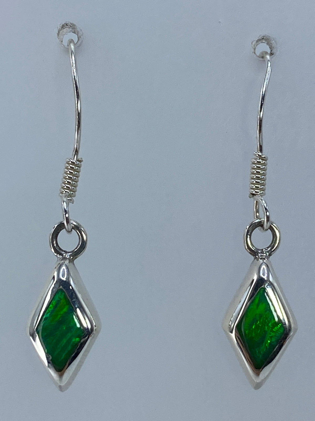Aretes de plata 925 con ópalo de fuego verde limón engastado en Taxco