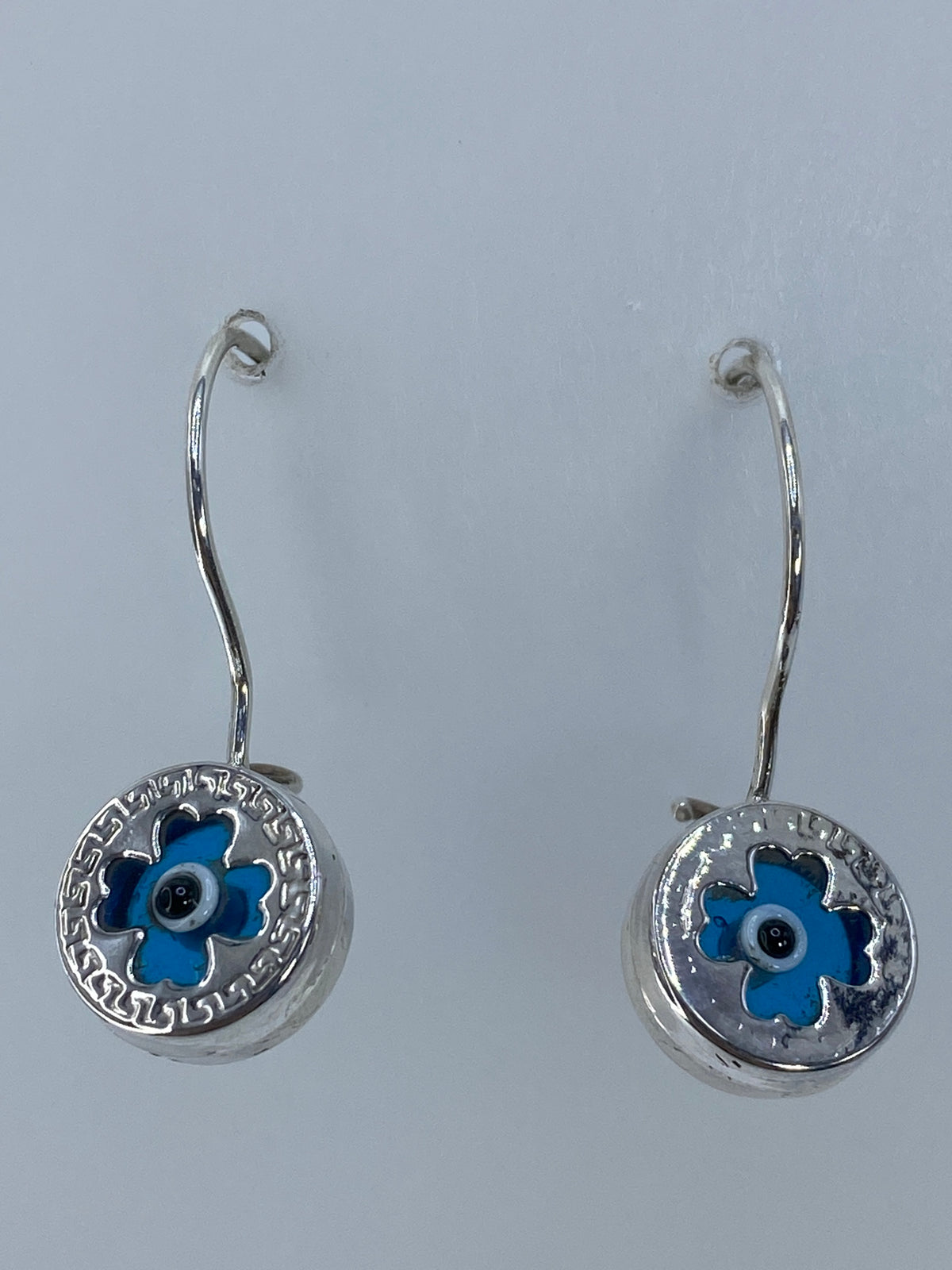 Par de aretes de plata con piedra azul cielo y motivo floral étnico, ganchos de plata