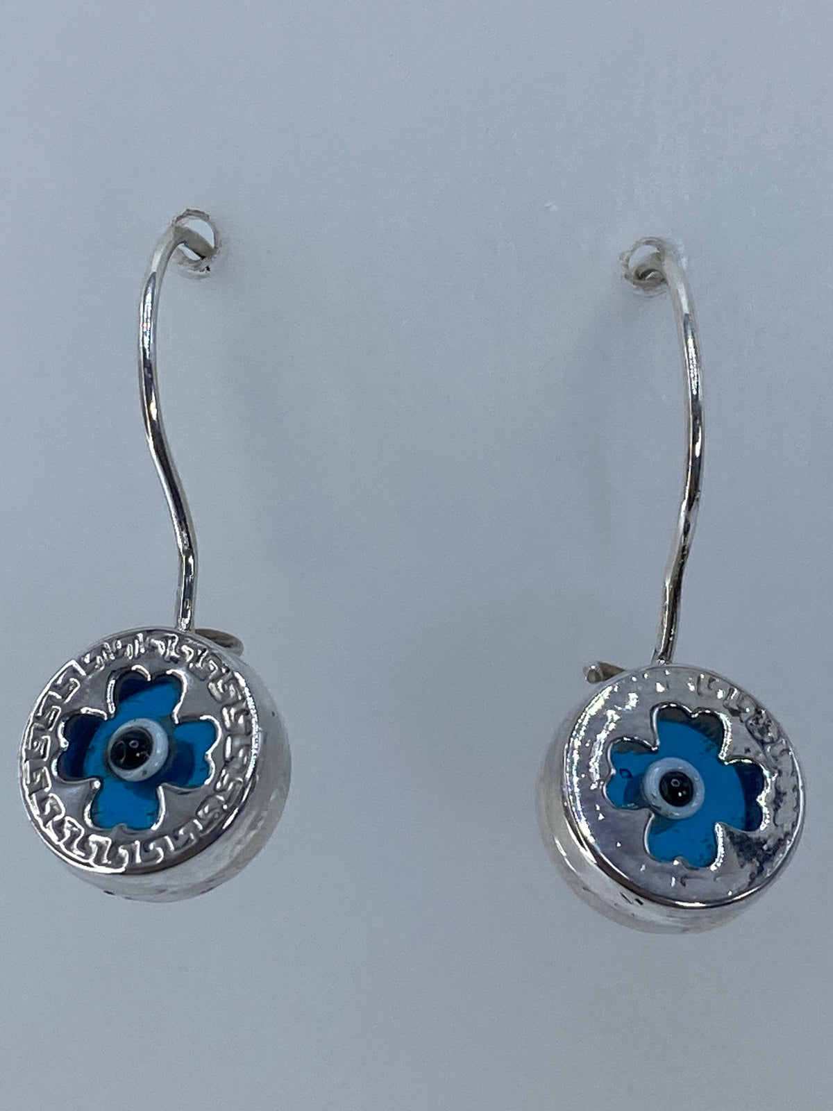 Aretes sobre superficie con escala mostrando el largo de 2.4 cm