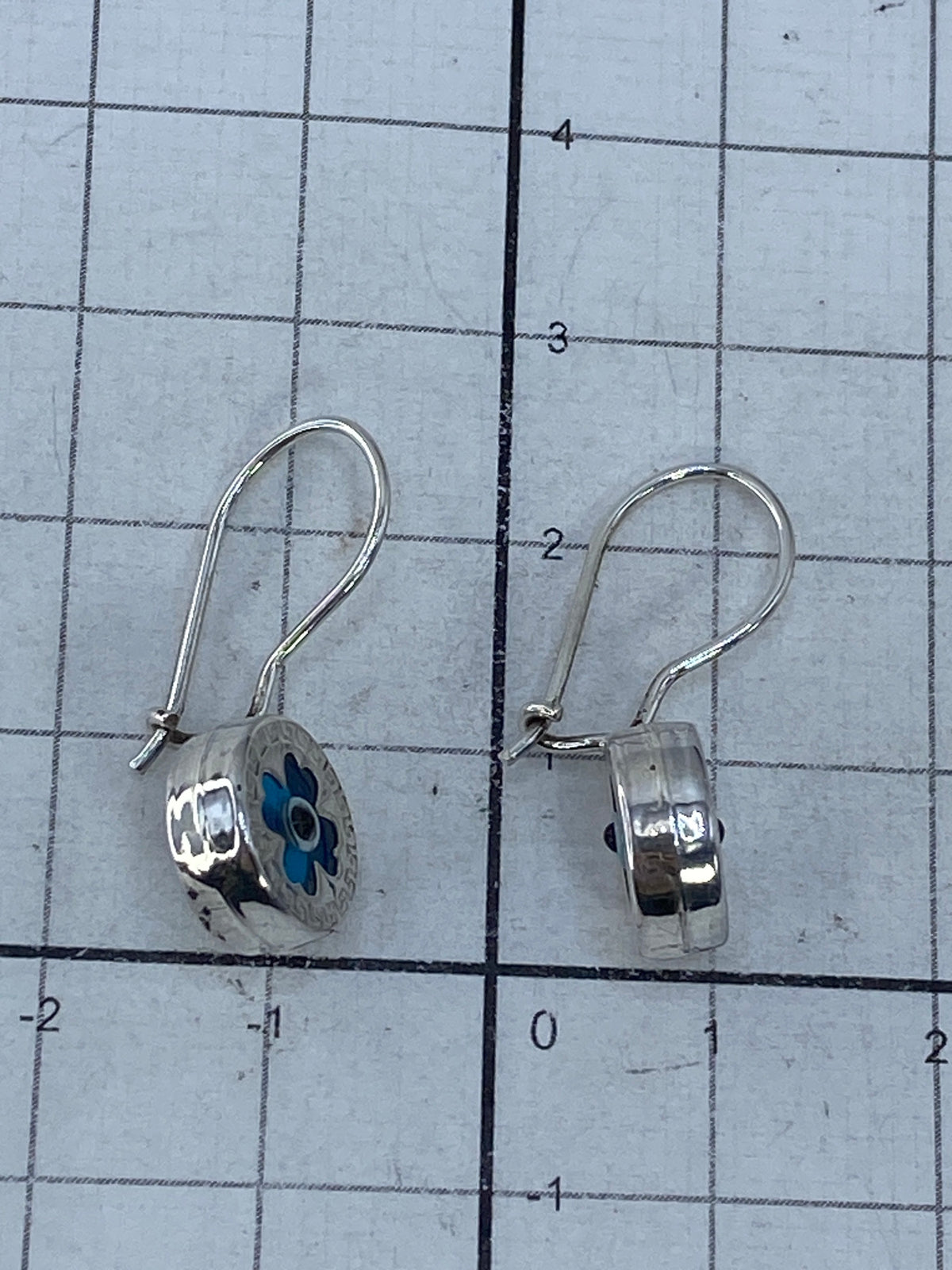 Aretes colocados en oreja mostrando el tamaño y acabado de la plata 925