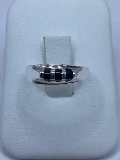 Anillo de plata 925 con ónix negro, vista frontal sobre fondo blanco