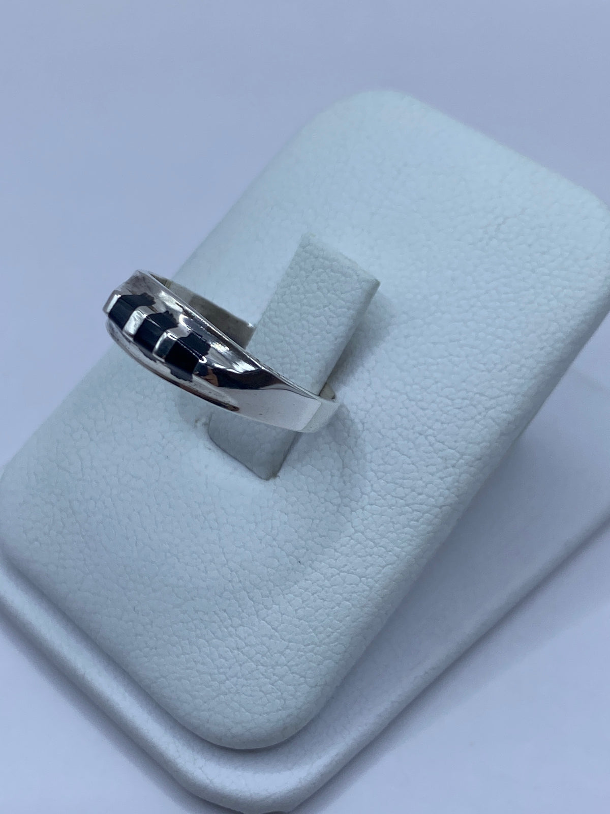 Detalle lateral del anillo de ónix engastado a mano en plata Taxco