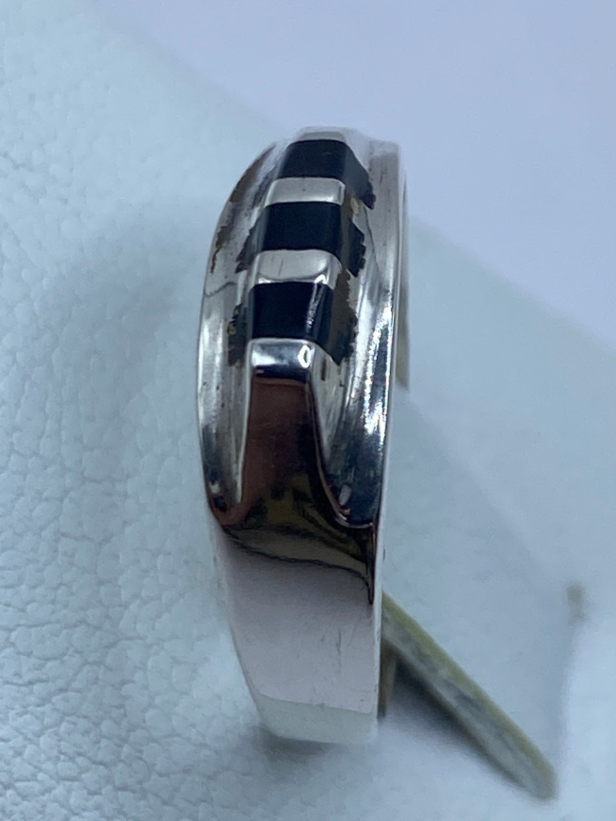 Anillo en dedo, mostrando cómo se ve el ónix negro con la plata pulida