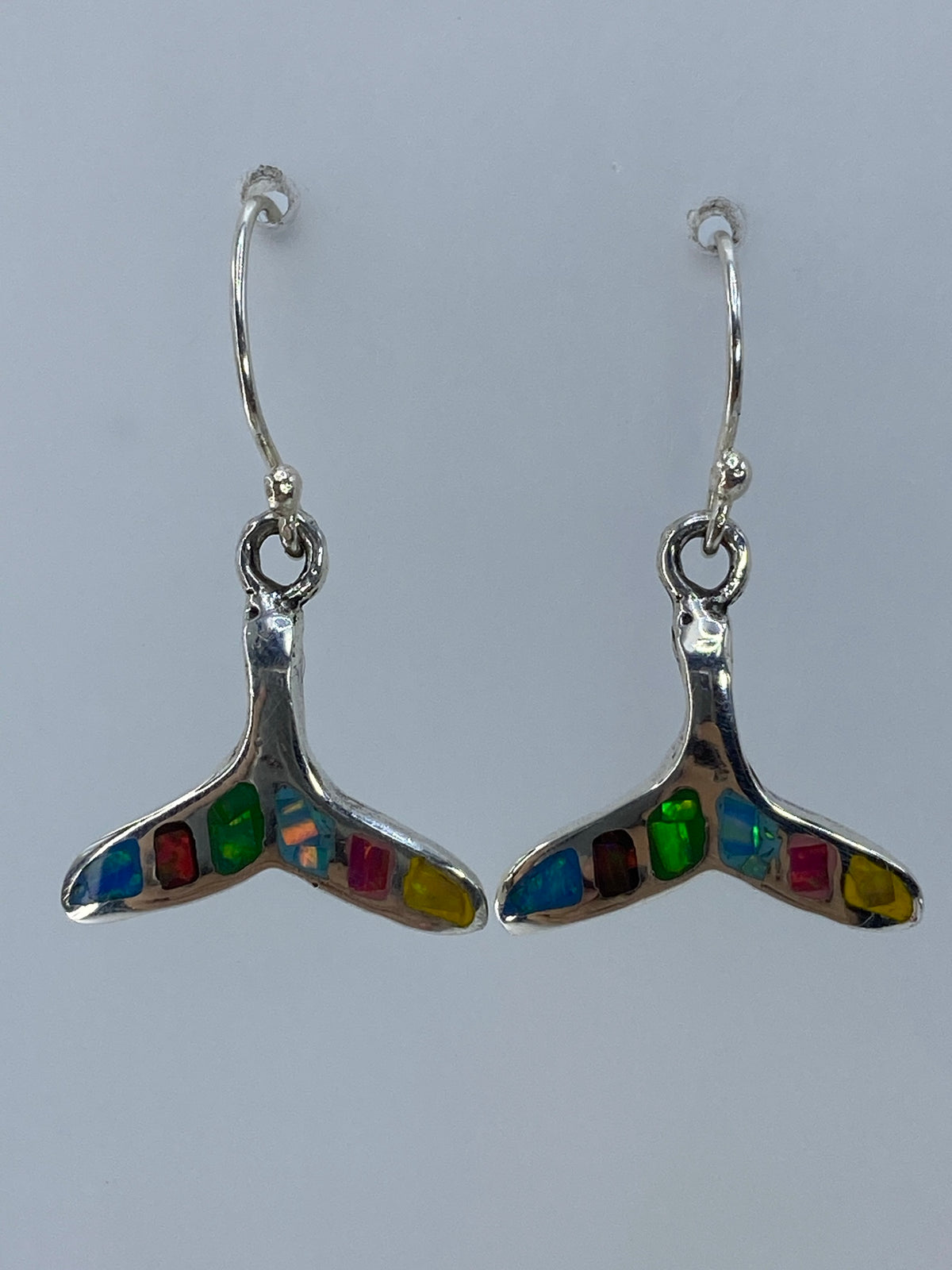 Par de aretes de plata 950 con ópalo de fuego multicolor engastado, vista frontal