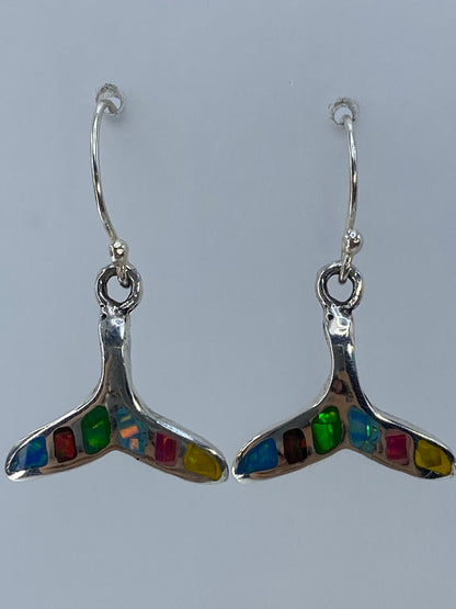 Aretes ópalo de fuego mostrando destellos de color rojo, verde y azul