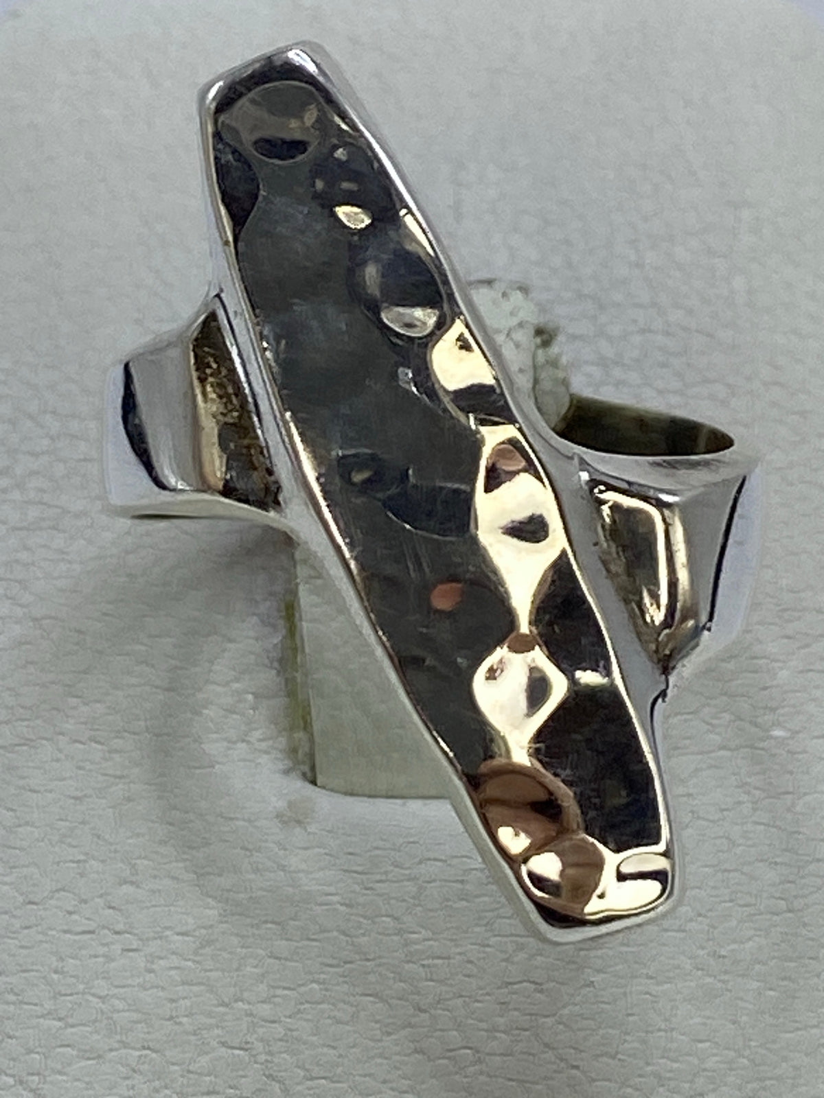 Anillo de plata repujado en banda en talla 8, vista frontal mostrando el relieve