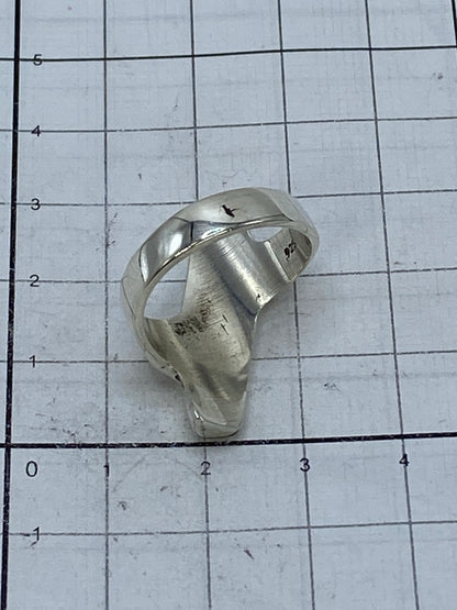 Anillo puesto en mano, demostrando el carácter del relieve a la luz